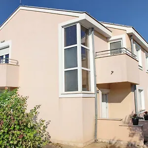 Apartament Olives, Nin